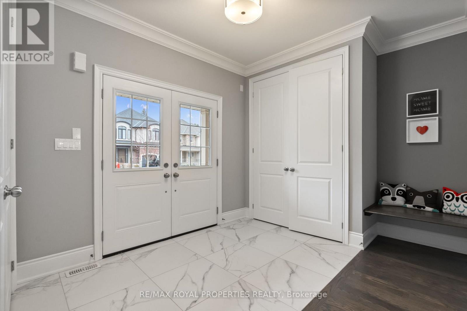 Property at 874 WINGARDEN CRESCENT image 4