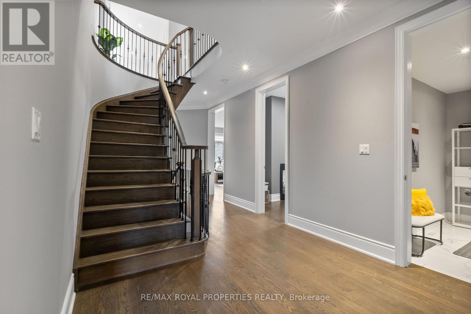Property at 874 WINGARDEN CRESCENT image 5