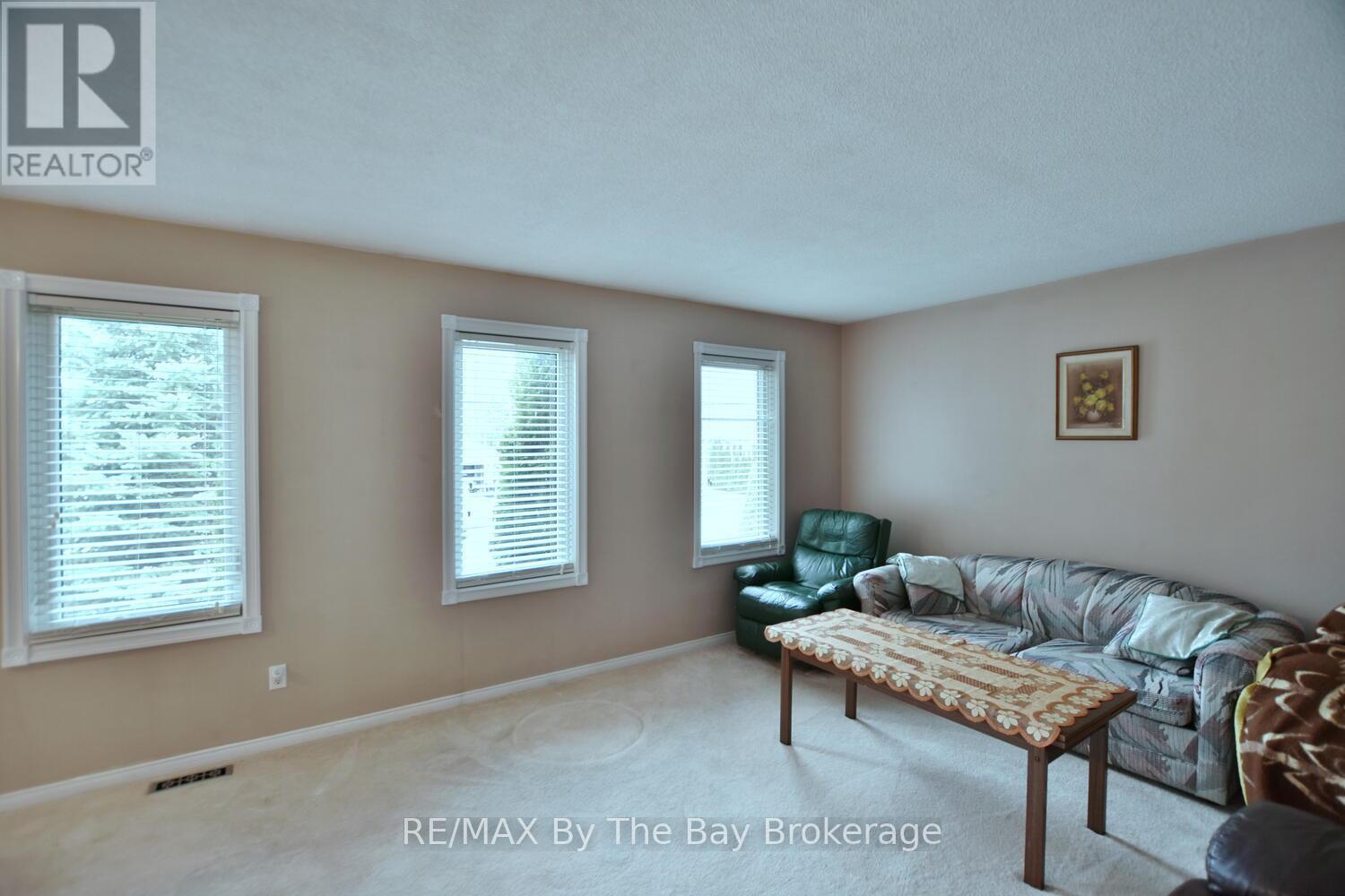 161 58th Street S, Wasaga Beach, Ontario  L9Z 1N9 - Photo 3 - S12082826