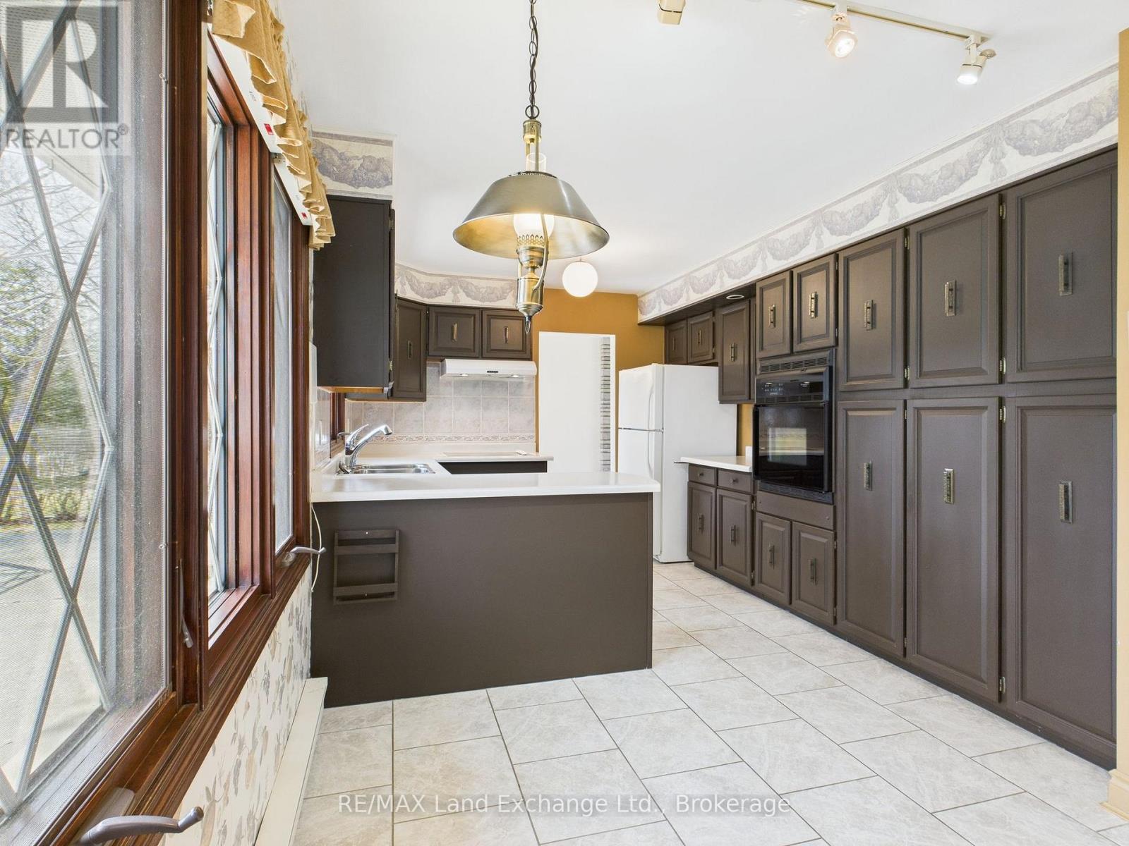 285 Willow Road, Kincardine, Ontario  N2Z 2V9 - Photo 7 - X12082855