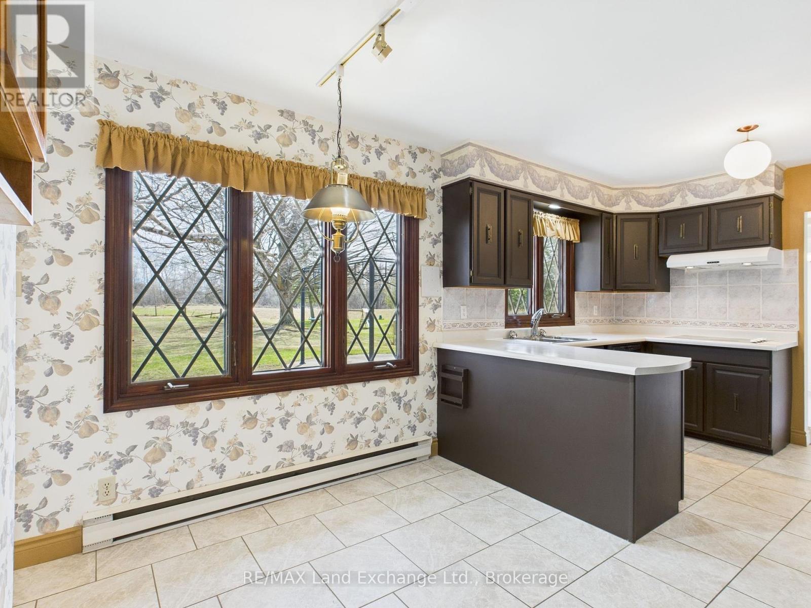 285 Willow Road, Kincardine, Ontario  N2Z 2V9 - Photo 8 - X12082855