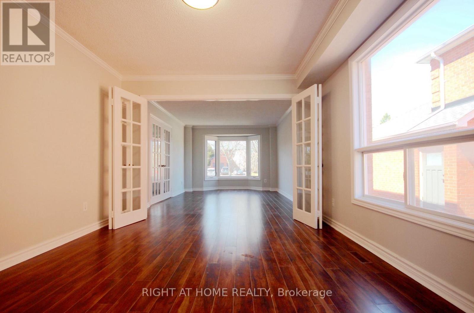 Upper - 207 Kensit Avenue, Newmarket (Armitage), Ontario  L3X 1S6 - Photo 5 - N12082846