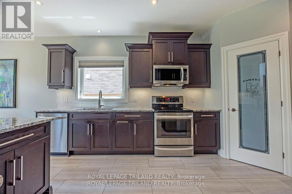 Photo 11 of 39 for 2349 Dauncey Crescent
