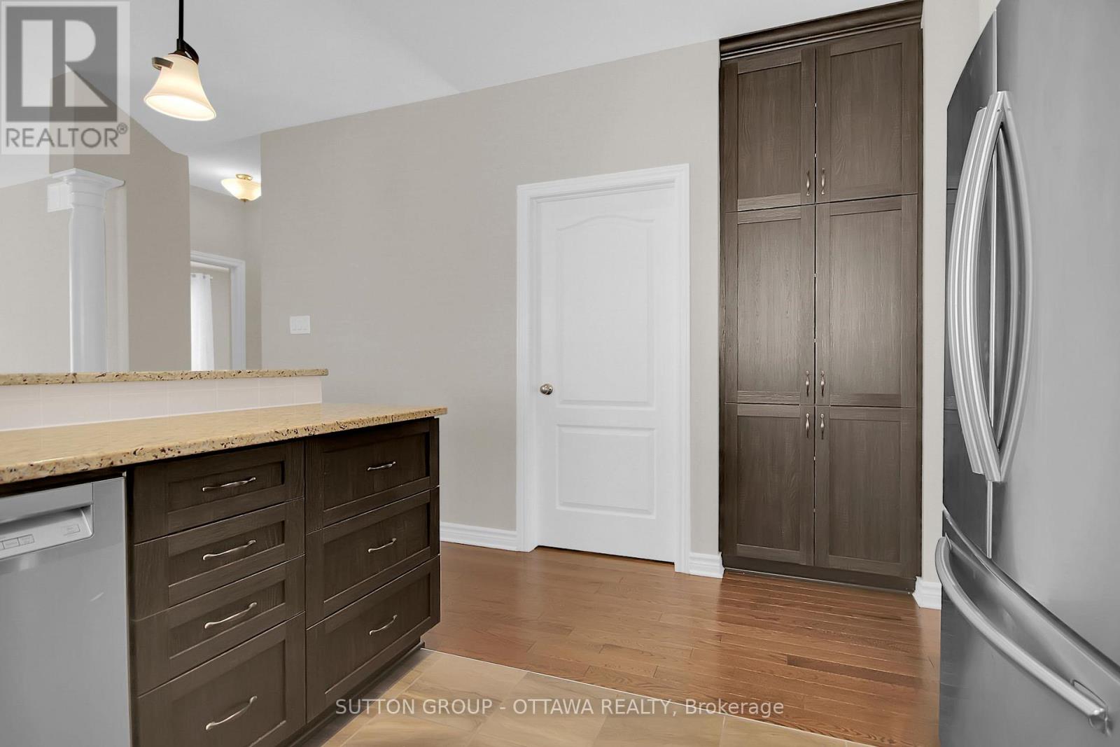 809 Carnelian Crescent, Ottawa, Ontario  K1X 0A8 - Photo 14 - X12073358