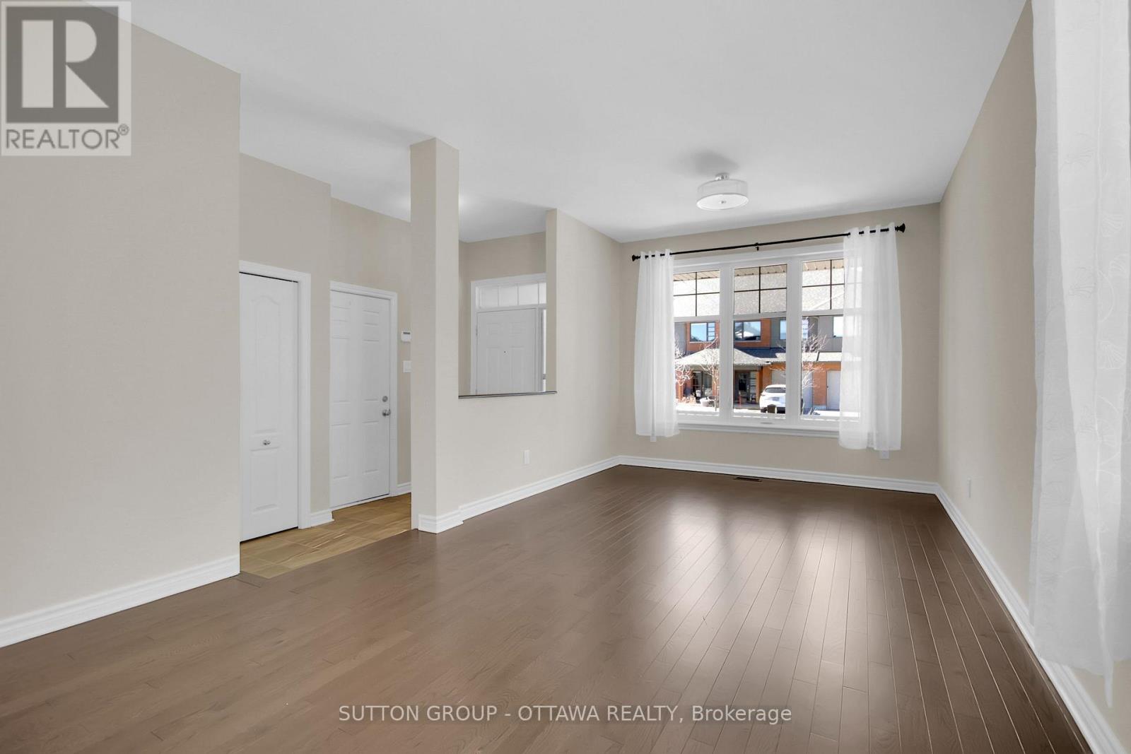 809 Carnelian Crescent, Ottawa, Ontario  K1X 0A8 - Photo 6 - X12073358