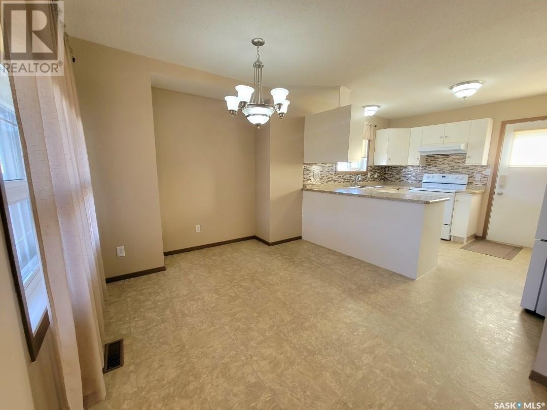 N 5040 Mirror Drive, Macklin, Saskatchewan  S0L 2C0 - Photo 6 - SK002715