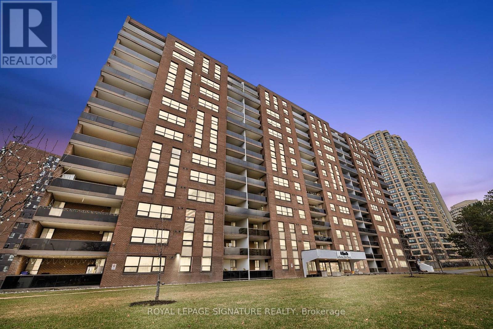 815 - 4 Lisa Street, Brampton, Ontario  L6T 4B6 - Photo 2 - W12080932