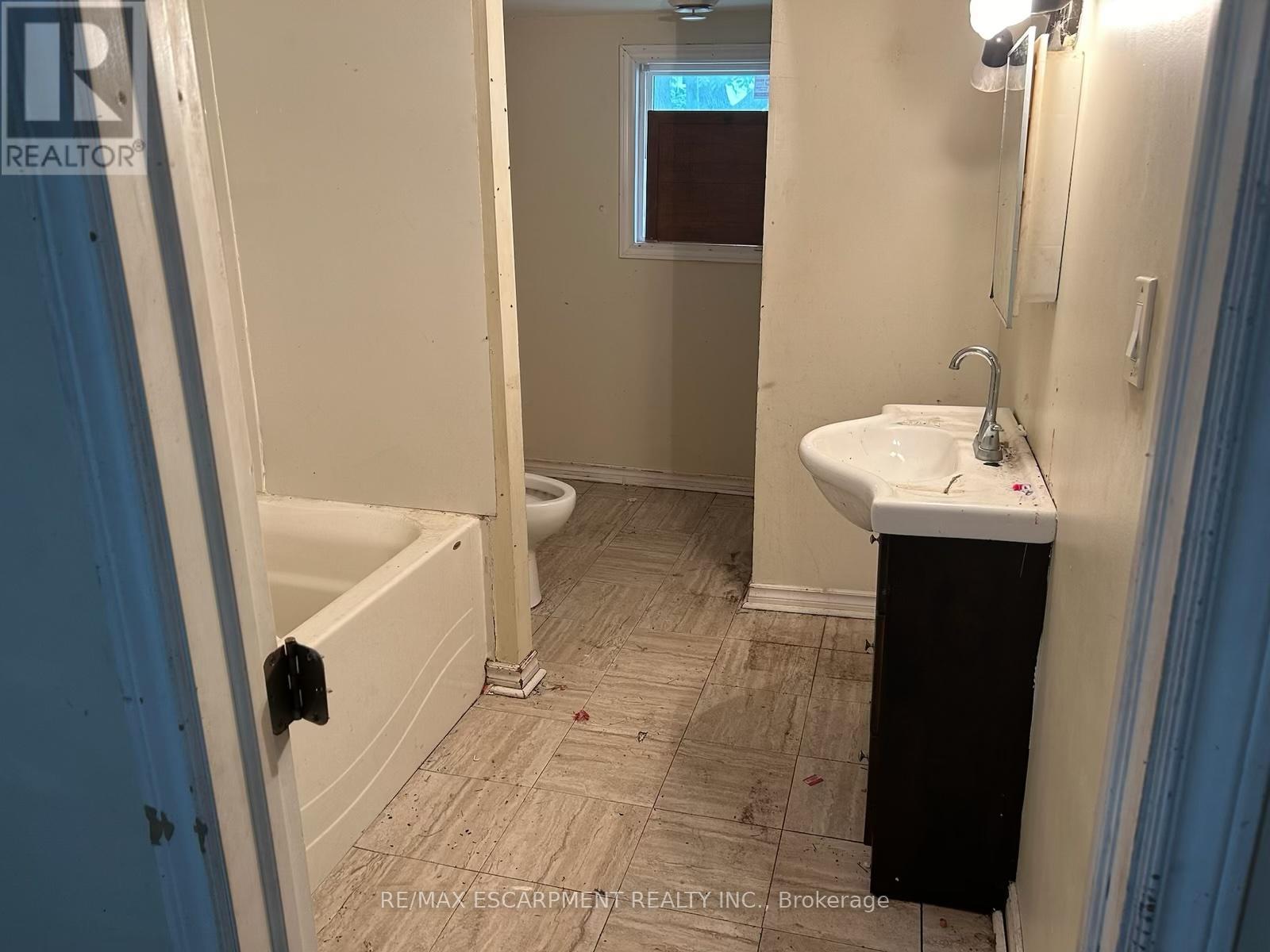 16 Albert Street, Welland, Ontario  L3B 4L2 - Photo 5 - X12077249