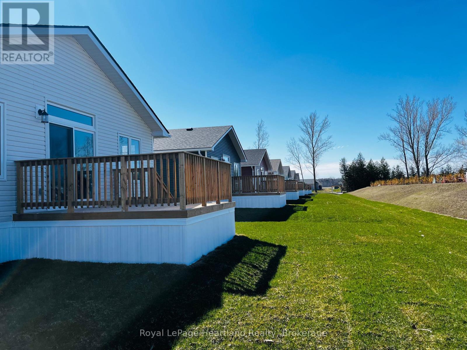 11 Bluffs View Boulevard, Ashfield-Colborne-Wawanosh, Ontario  N7A 0C1 - Photo 17 - X12083054