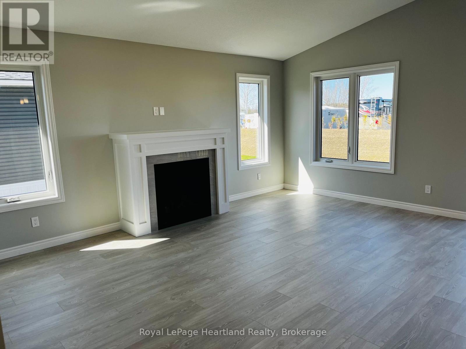 11 Bluffs View Boulevard, Ashfield-Colborne-Wawanosh, Ontario  N7A 0C1 - Photo 6 - X12083054