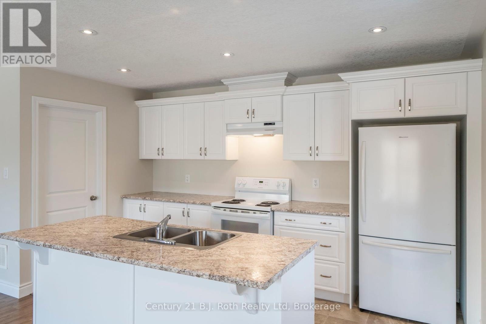 52 Hunter Avenue, Tay, Ontario  L0K 2A0 - Photo 8 - S12041713