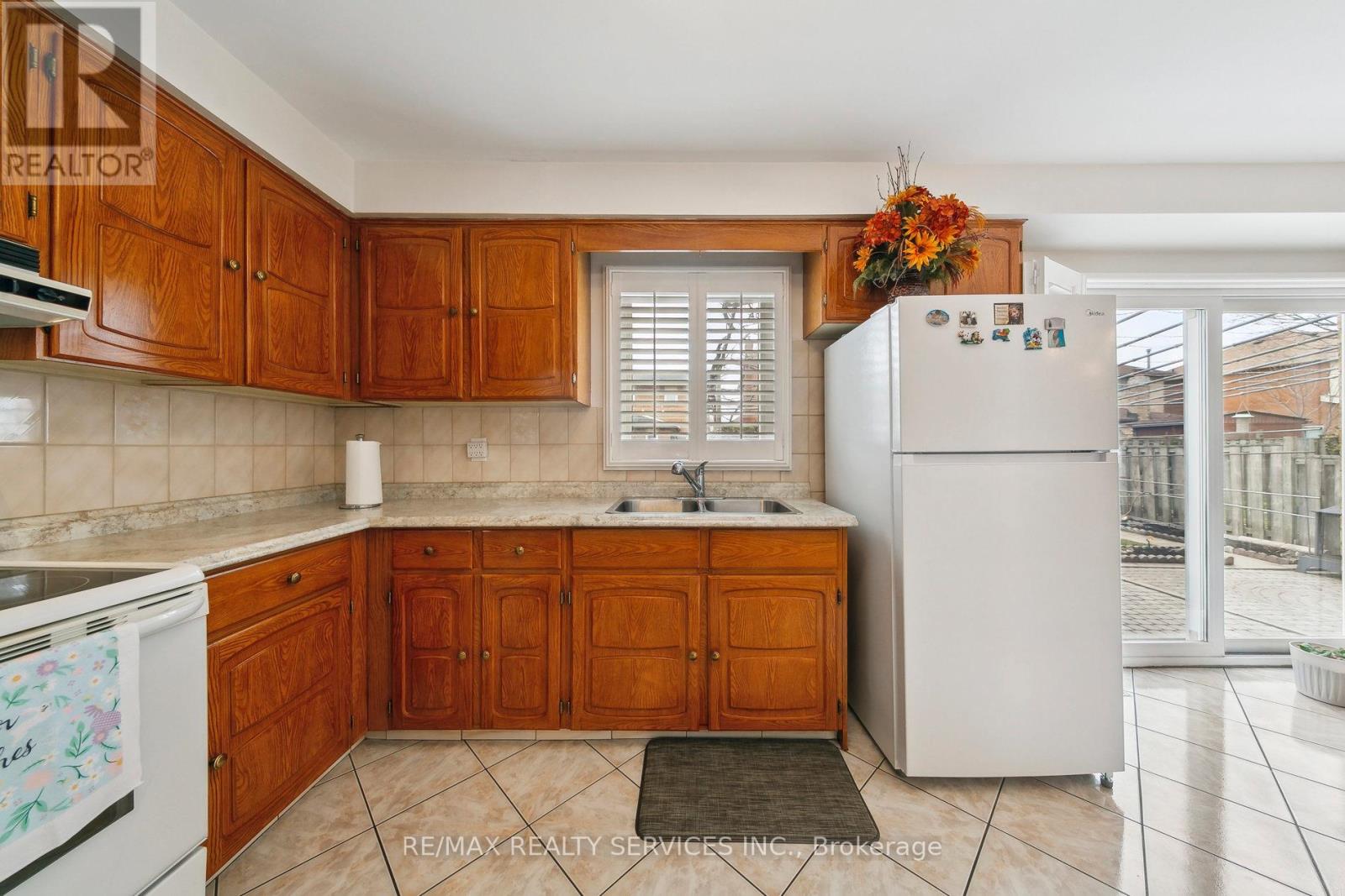 247 Vodden Street W, Brampton, Ontario  L6X 2X7 - Photo 12 - W12083155