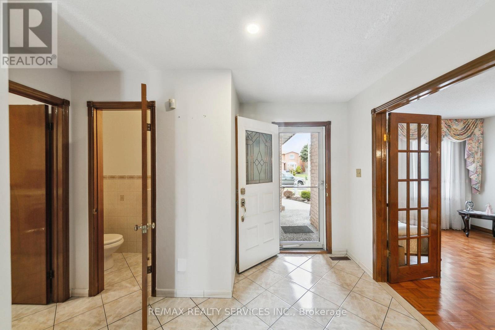 247 Vodden Street W, Brampton, Ontario  L6X 2X7 - Photo 5 - W12083155