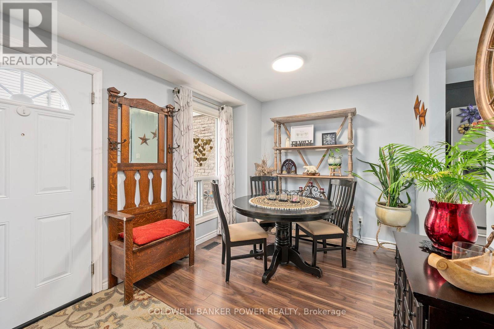 Photo 5 of 26 for 821 Southdale Road E