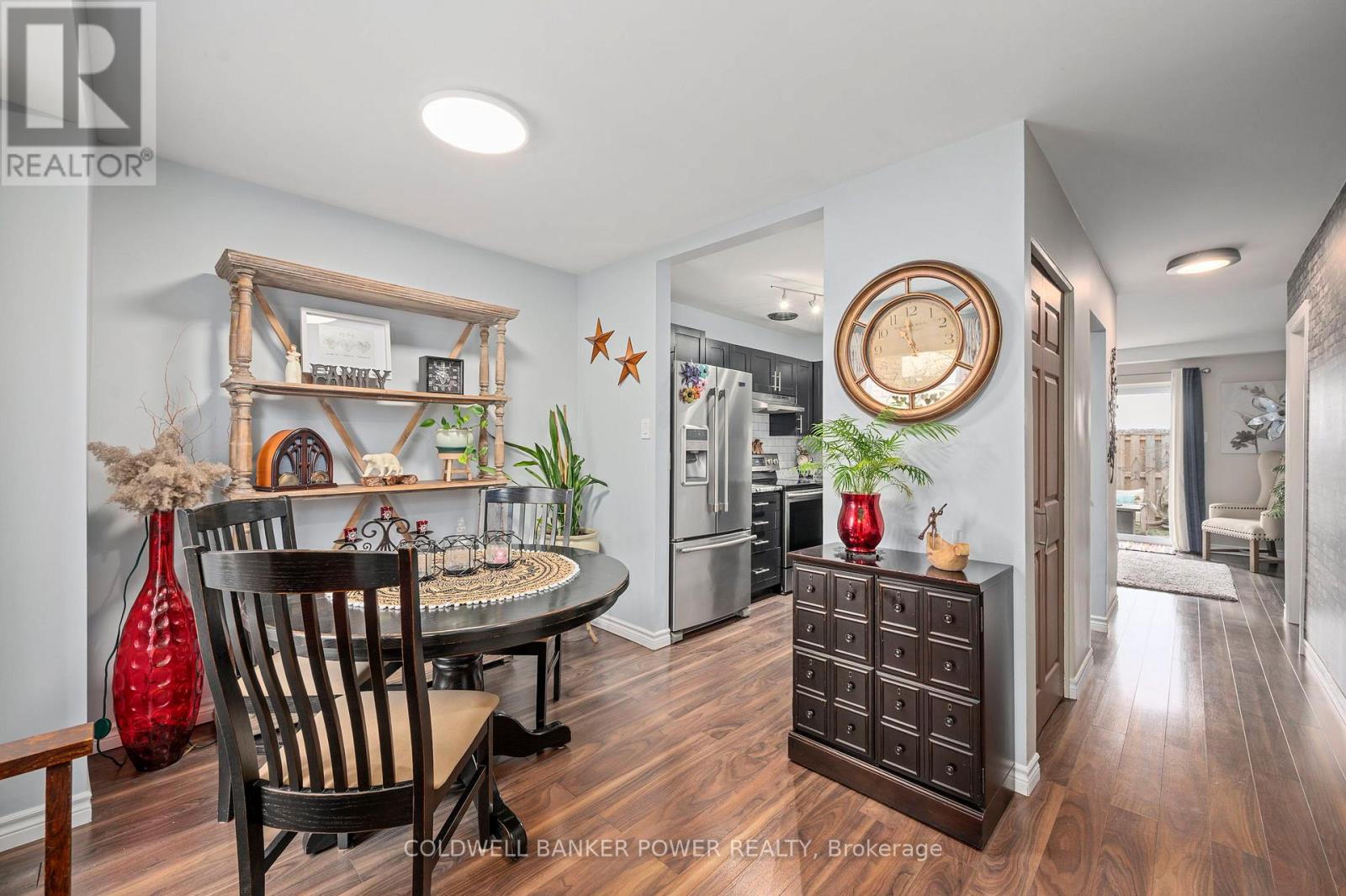 Photo 6 of 26 for 821 Southdale Road E