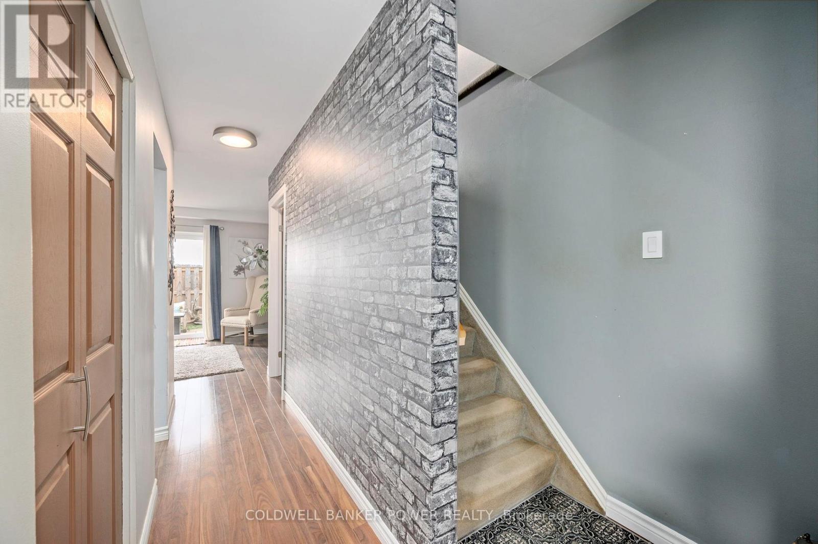 Photo 7 of 26 for 821 Southdale Road E