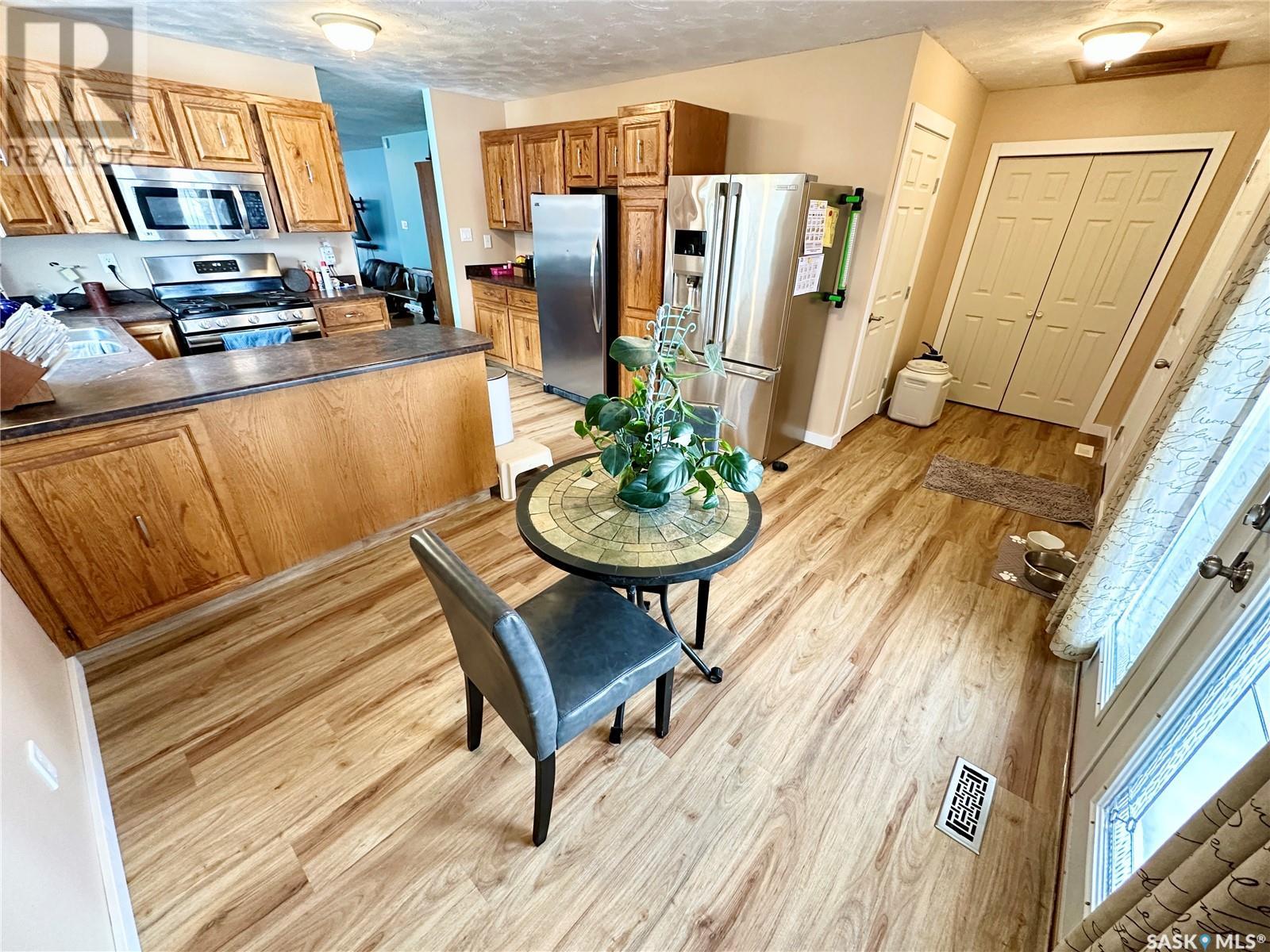 706 Dieppe Drive, Weyburn, Saskatchewan  S4H 3G8 - Photo 4 - SK999407