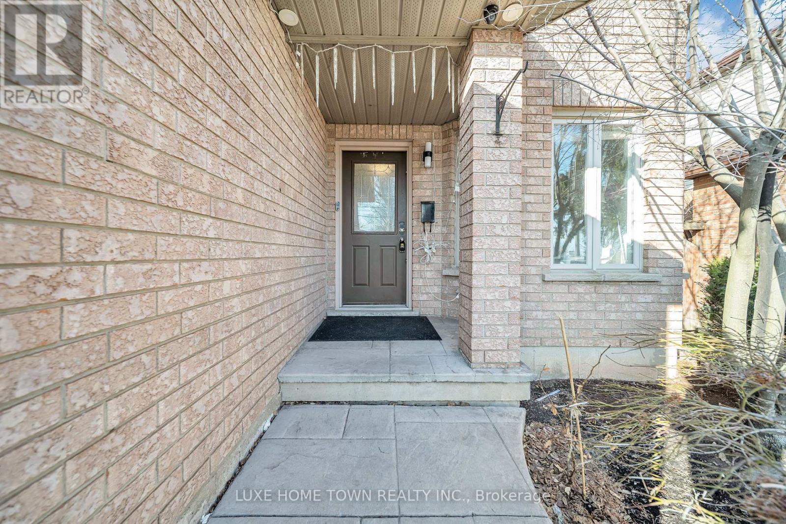 163 Stone Church Road E, Hamilton, Ontario  L9B 1A8 - Photo 3 - X12083049