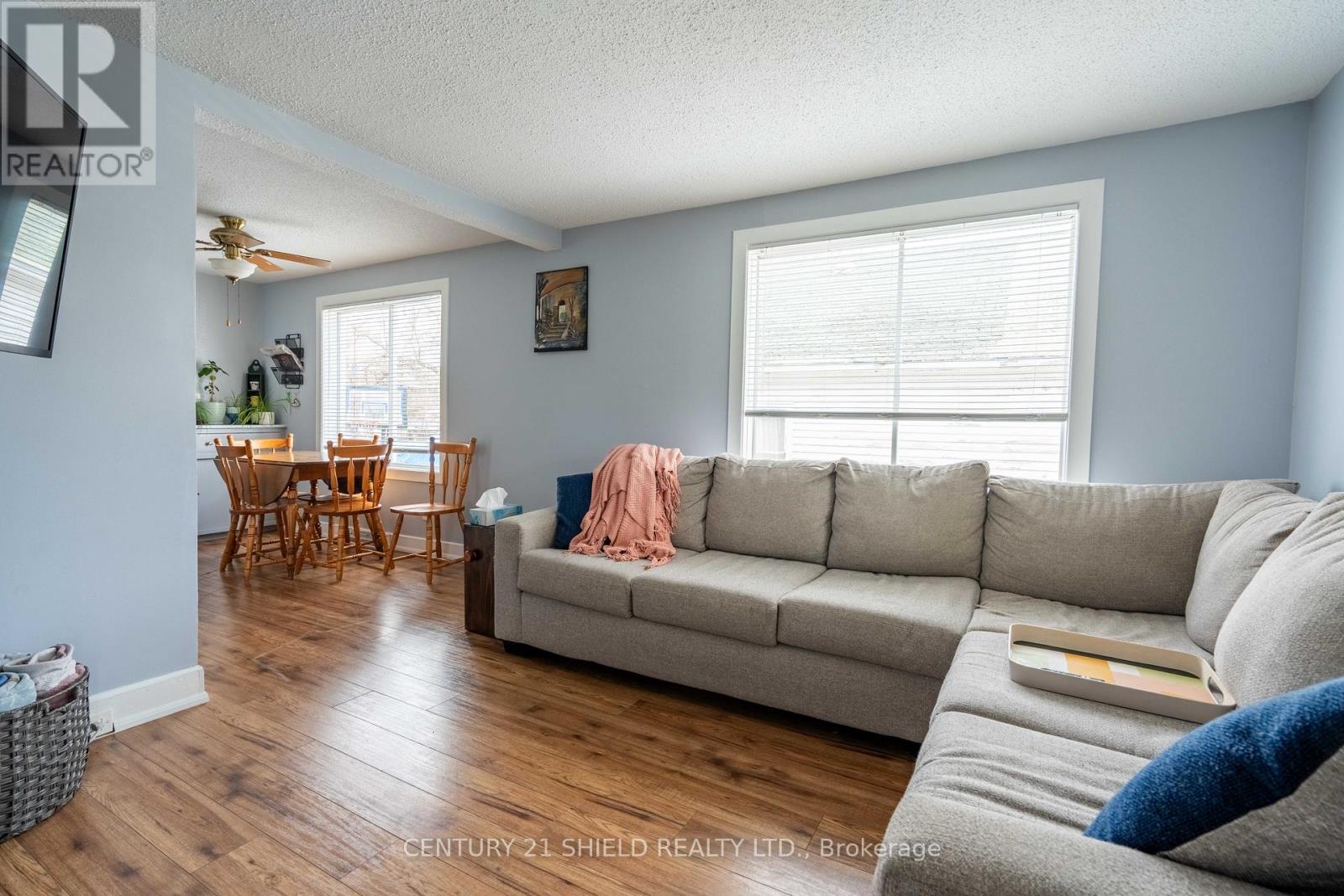 Property at 31 5TH STREET W image 2