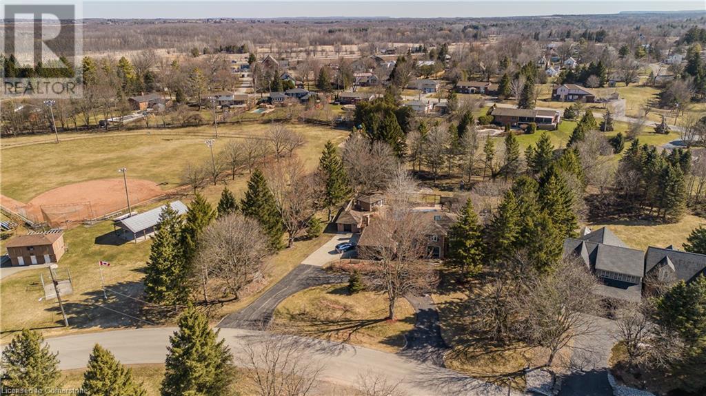 Property at 10 KARENDALE Crescent image 3