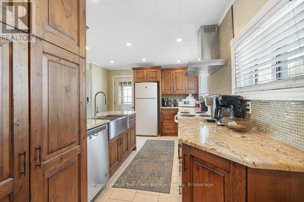 3 Gibson Street, Parry Sound, Ontario  P2A 1W5 - Photo 12 - X12083388