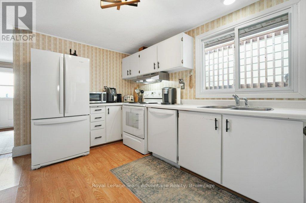 2 Belvedere Avenue, Parry Sound, Ontario  P2A 1Z9 - Photo 11 - X12083425