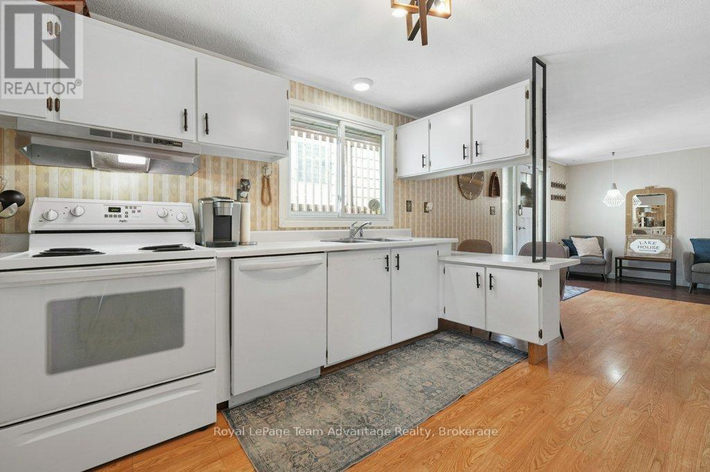 2 Belvedere Avenue, Parry Sound, Ontario  P2A 1Z9 - Photo 12 - X12083425