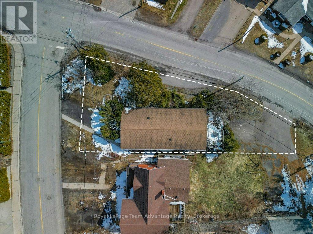 2 Belvedere Avenue, Parry Sound, Ontario  P2A 1Z9 - Photo 4 - X12083425