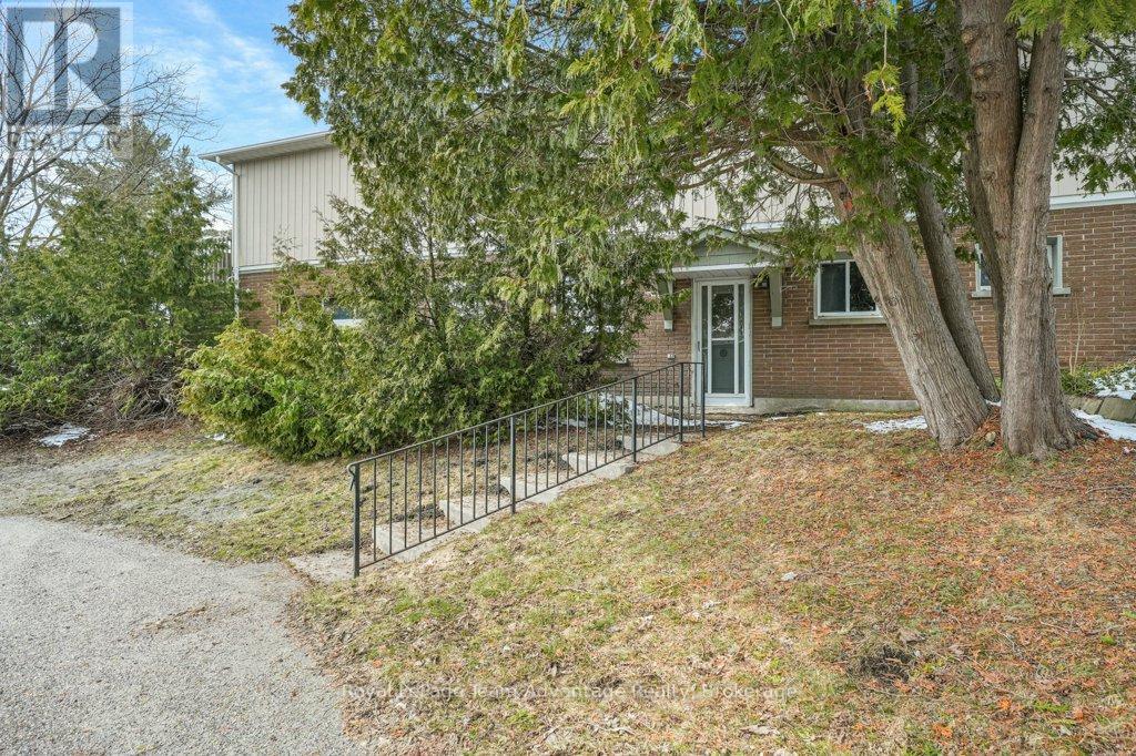 2 Belvedere Avenue, Parry Sound, Ontario  P2A 1Z9 - Photo 5 - X12083425