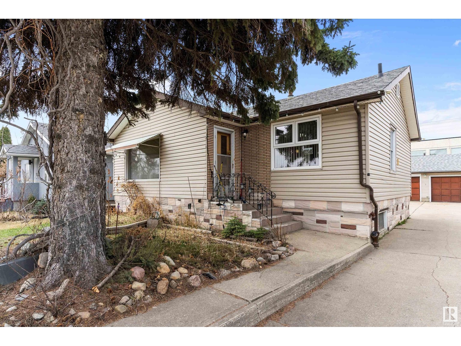 Property at 12910 96 ST NW image 1