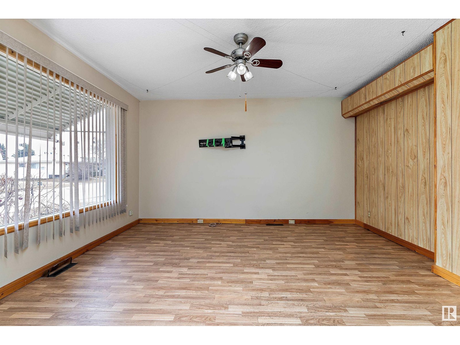 Property at 12910 96 ST NW image 4