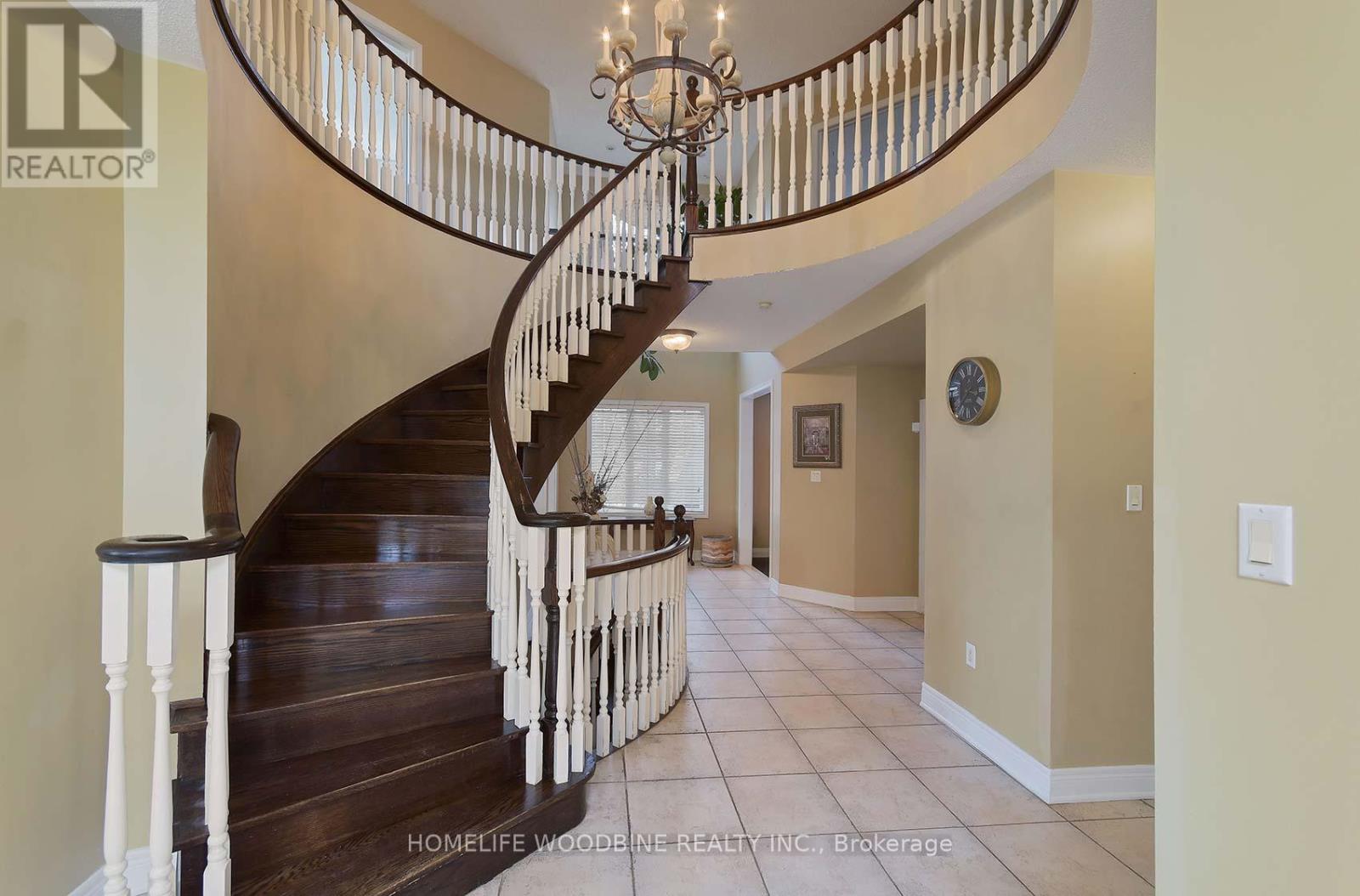 110 Velmar Drive, Vaughan, Ontario  L4L 8W4 - Photo 6 - N12083211
