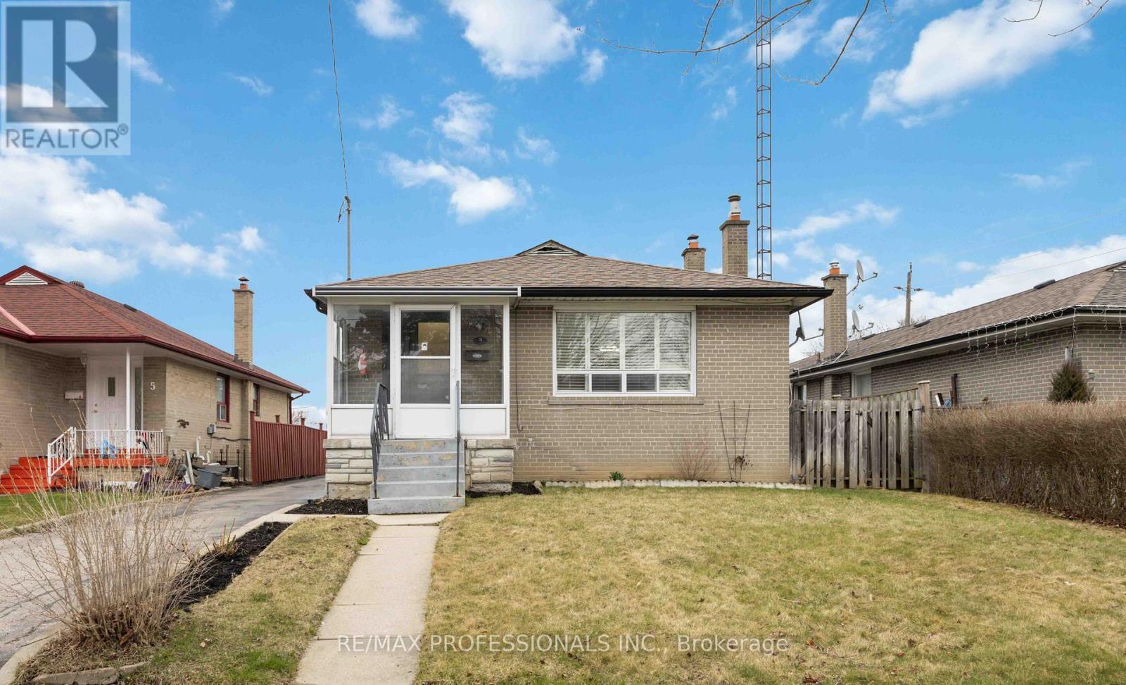 3 HAREFIELD DRIVE, Toronto, Ontario
