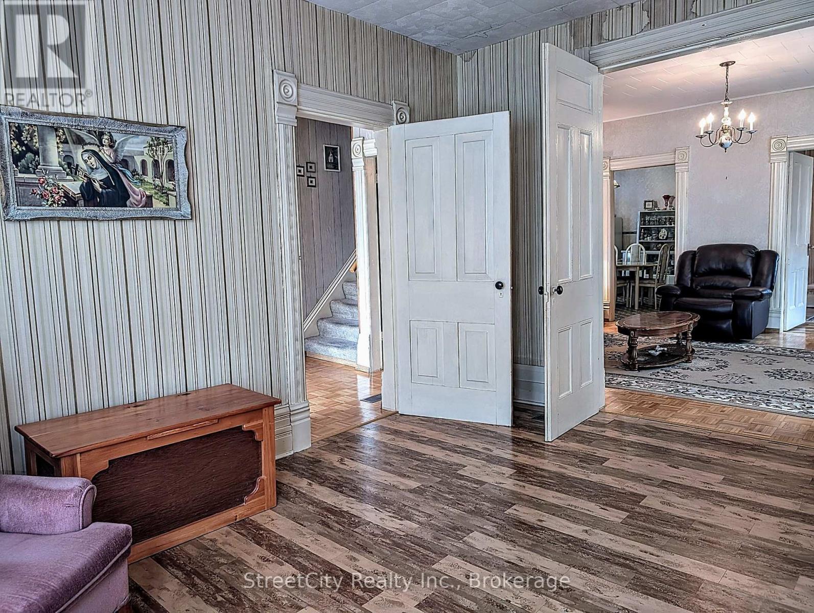 25 Guelph Street, Stratford, Ontario  N5A 3W6 - Photo 6 - X12083855