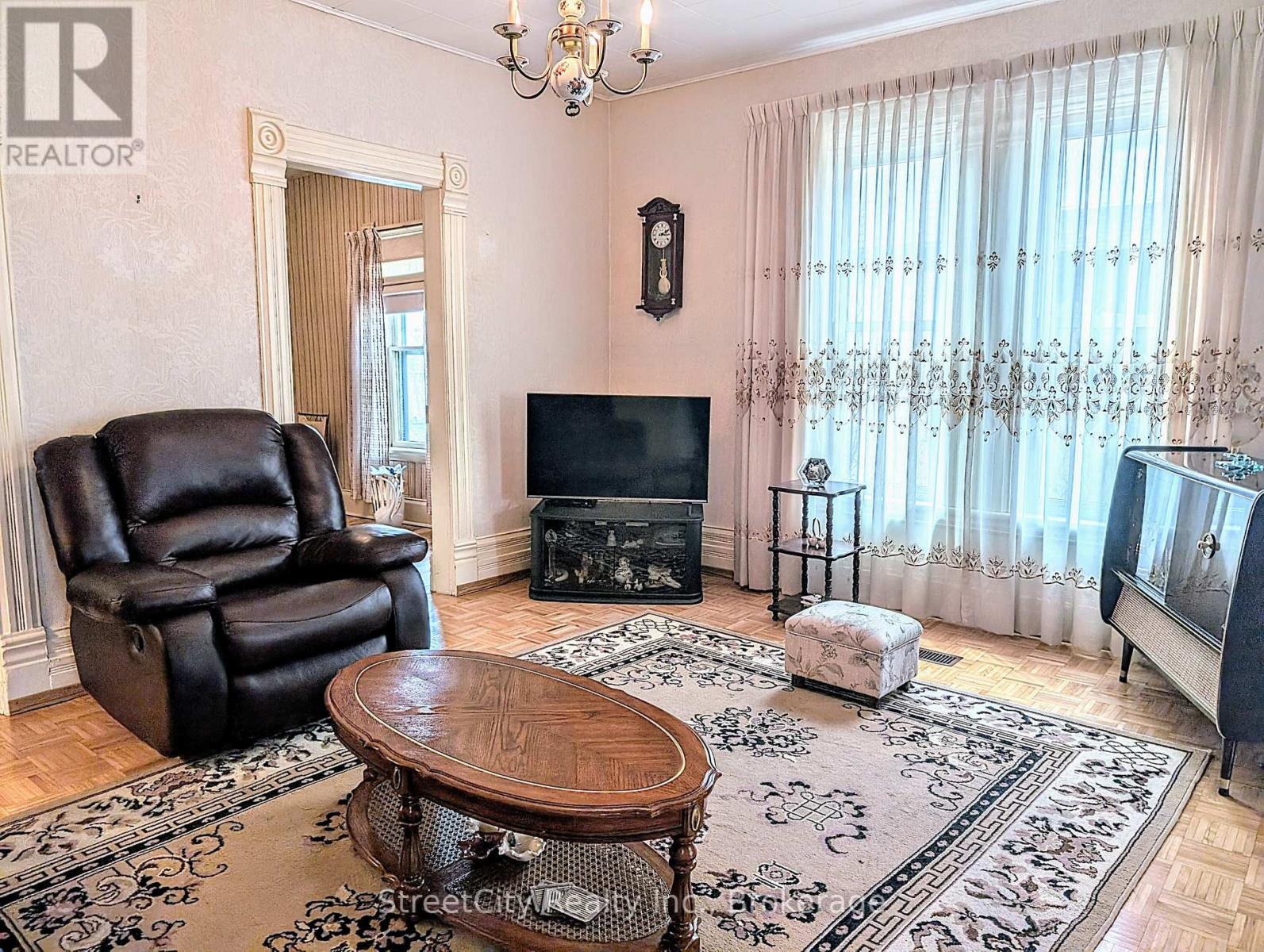 25 Guelph Street, Stratford, Ontario  N5A 3W6 - Photo 9 - X12083855
