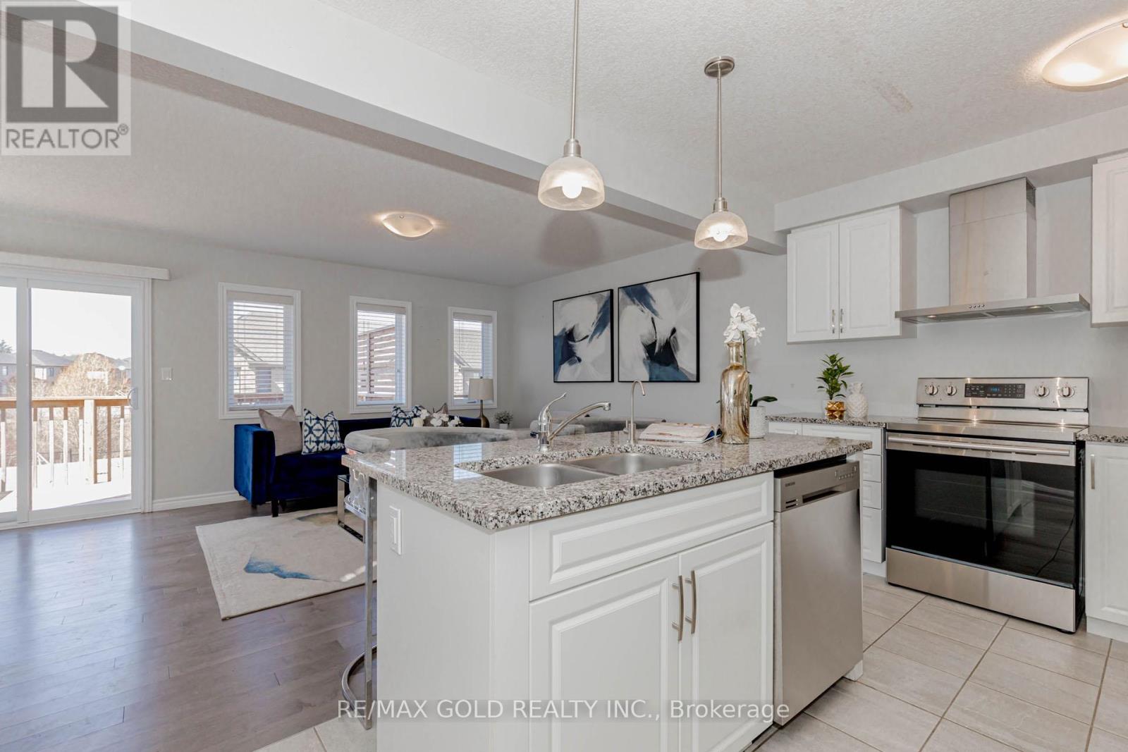 133 Hollybrook Trail, Kitchener, Ontario  N2R 0P1 - Photo 10 - X12083643