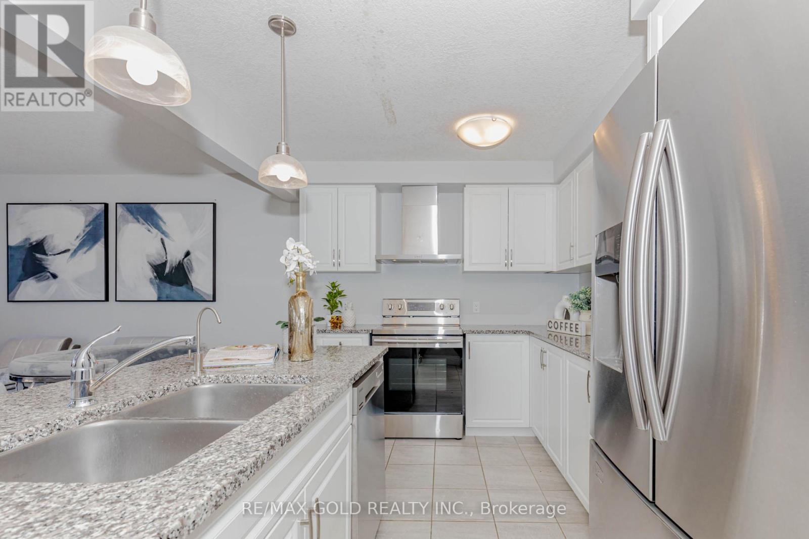 133 Hollybrook Trail, Kitchener, Ontario  N2R 0P1 - Photo 11 - X12083643
