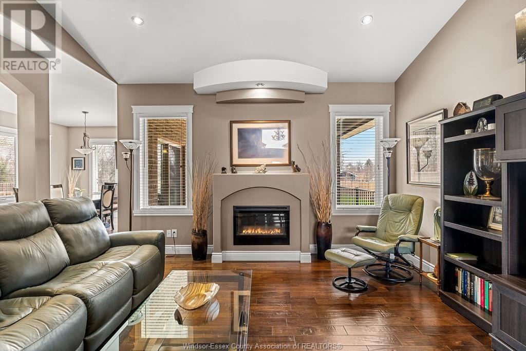 Property at 799 HERITAGE image 4