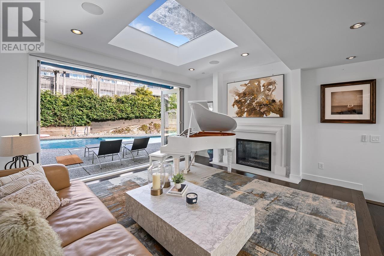 Property at 985 EYREMOUNT DRIVE image 4