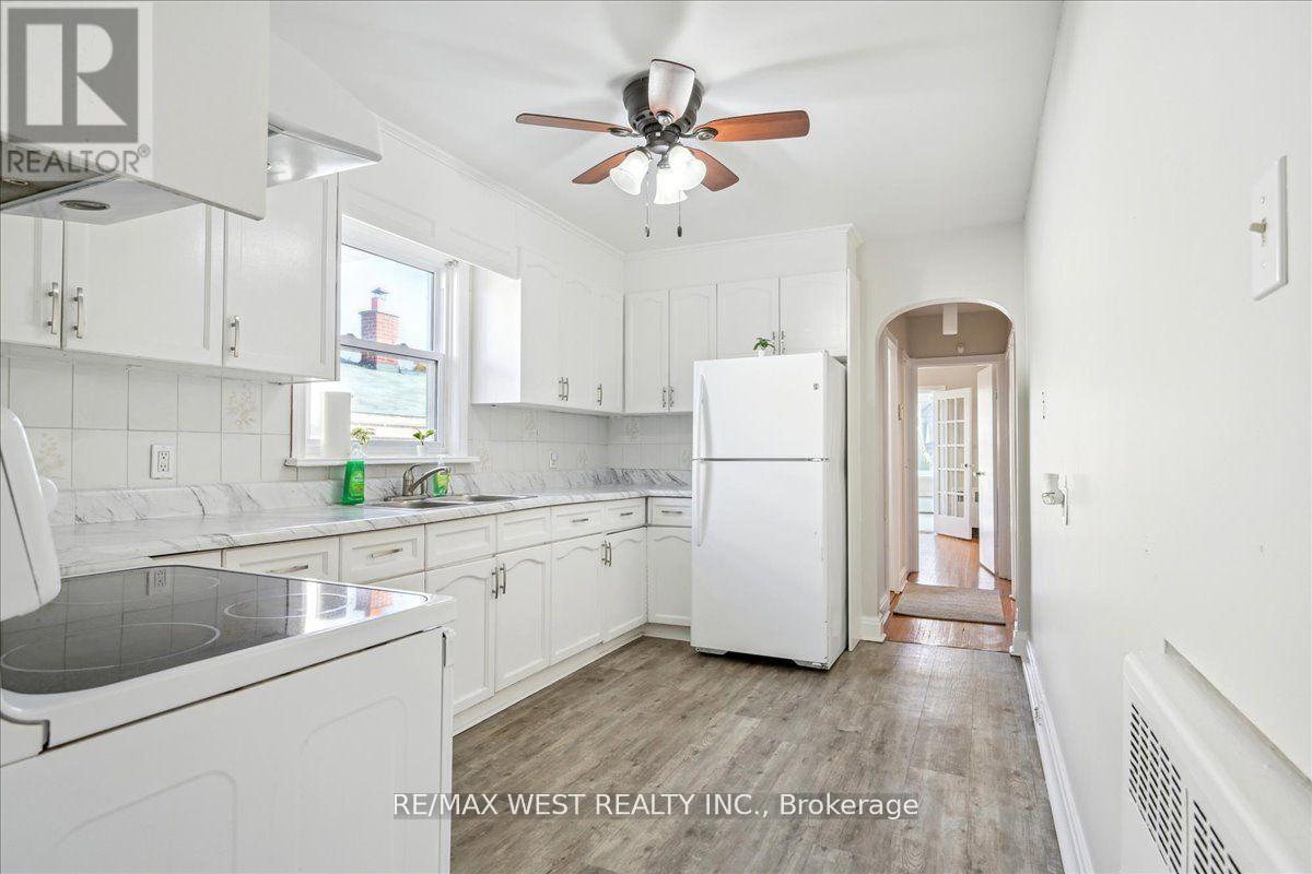 29 Prennan Avenue, Toronto, Ontario  M9B 4B7 - Photo 3 - W12083922