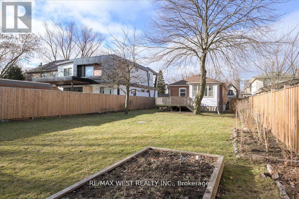 29 Prennan Avenue, Toronto, Ontario  M9B 4B7 - Photo 9 - W12083922