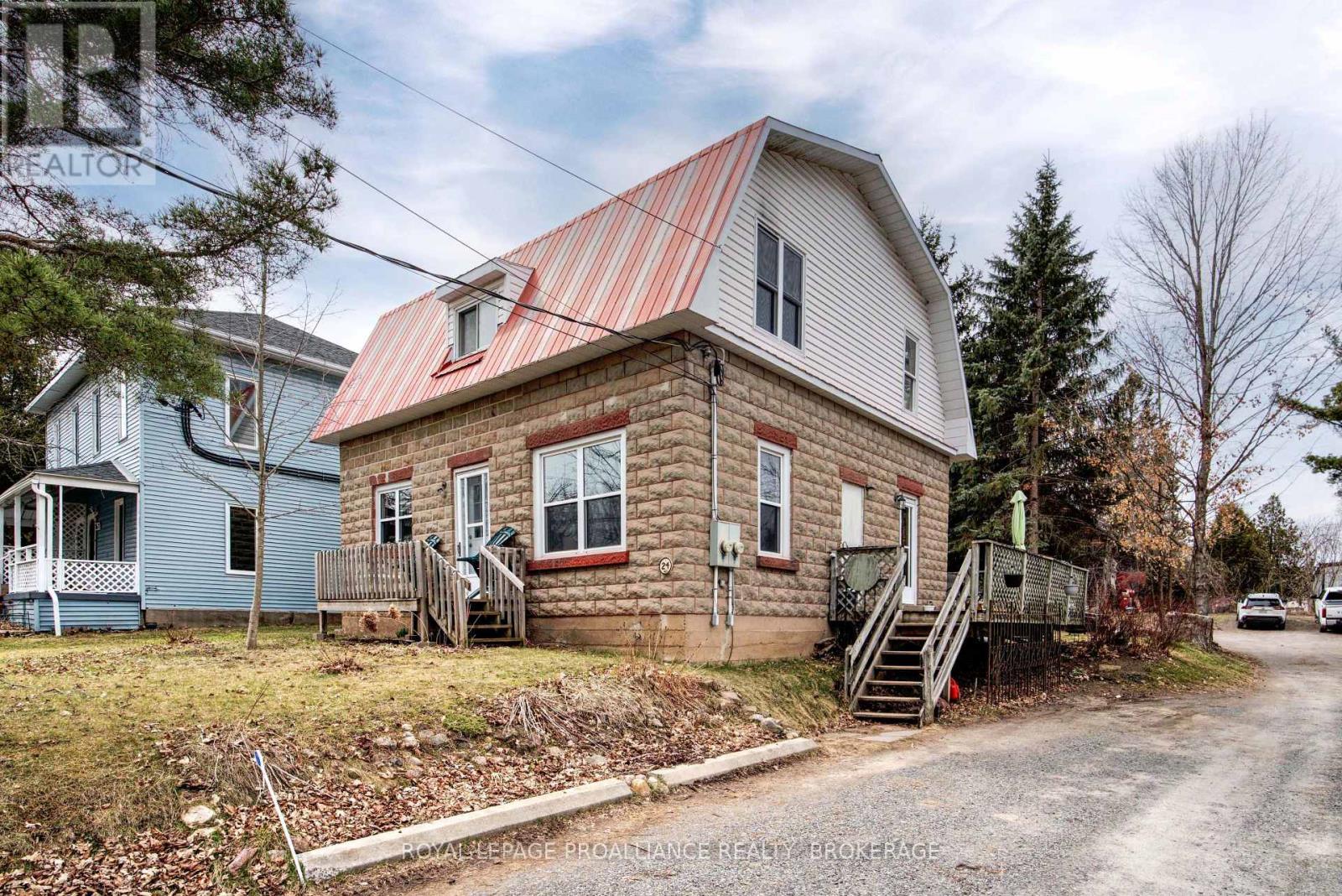 24 RIDEAU STREET, westport, Ontario