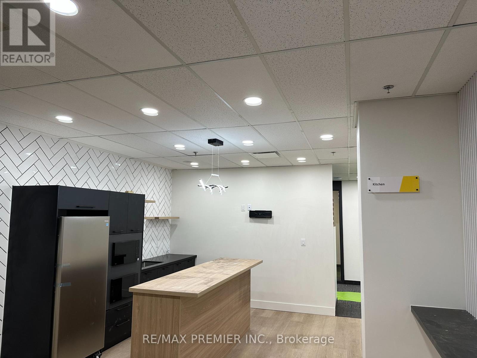200-16 - 350 Burnhamthorpe Road W, Mississauga, Ontario  L5B 3J1 - Photo 11 - W12083986