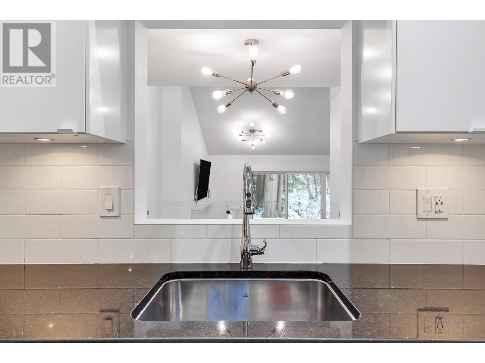Listing Picture 8 of 30 : 8577 FLOWERING PLACE, Burnaby / 本拿比 - 魯藝地產 Yvonne Lu Group - MLS Medallion Club Member