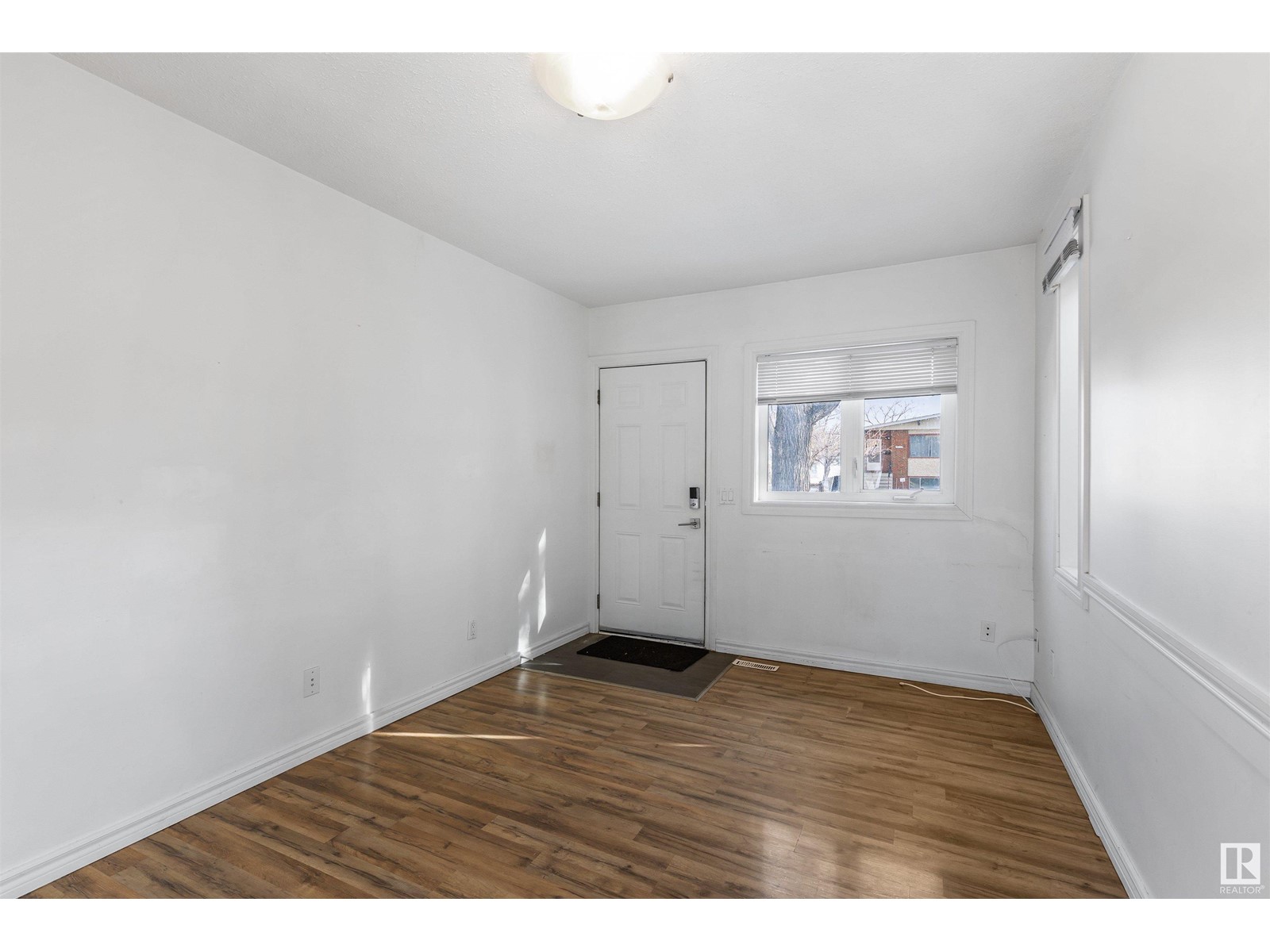 Property at 12114 85 ST NW image 3