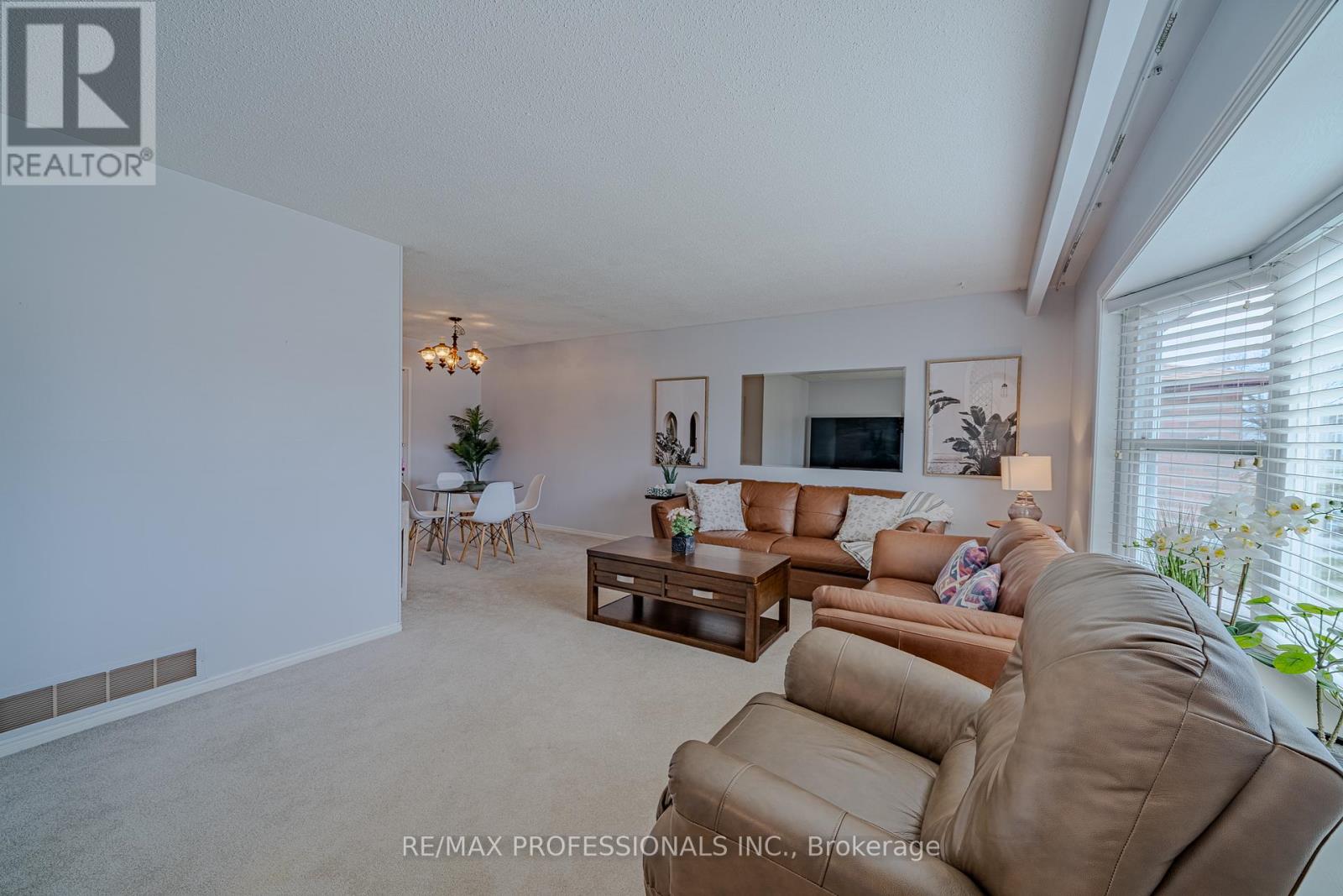 Property at 184 OAKMEADOW BOULEVARD image 5