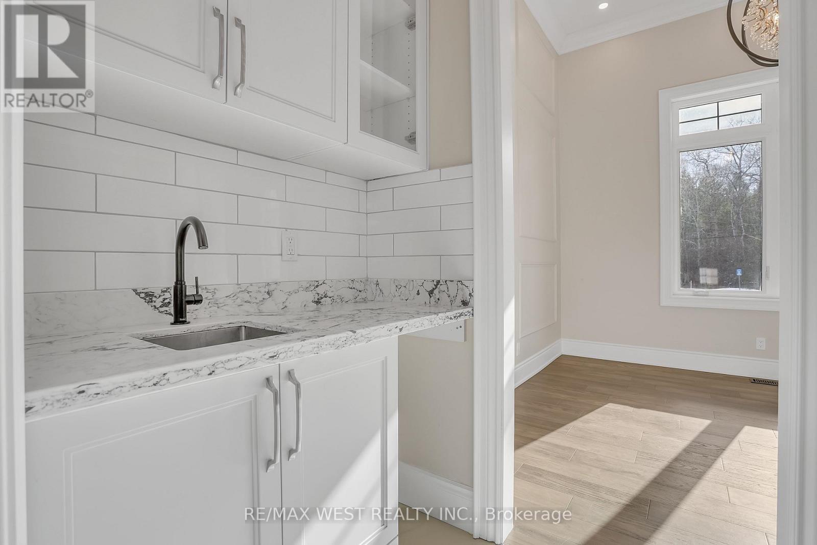 132 Fox Street, Penetanguishene, Ontario  L9M 1E7 - Photo 4 - S12084233