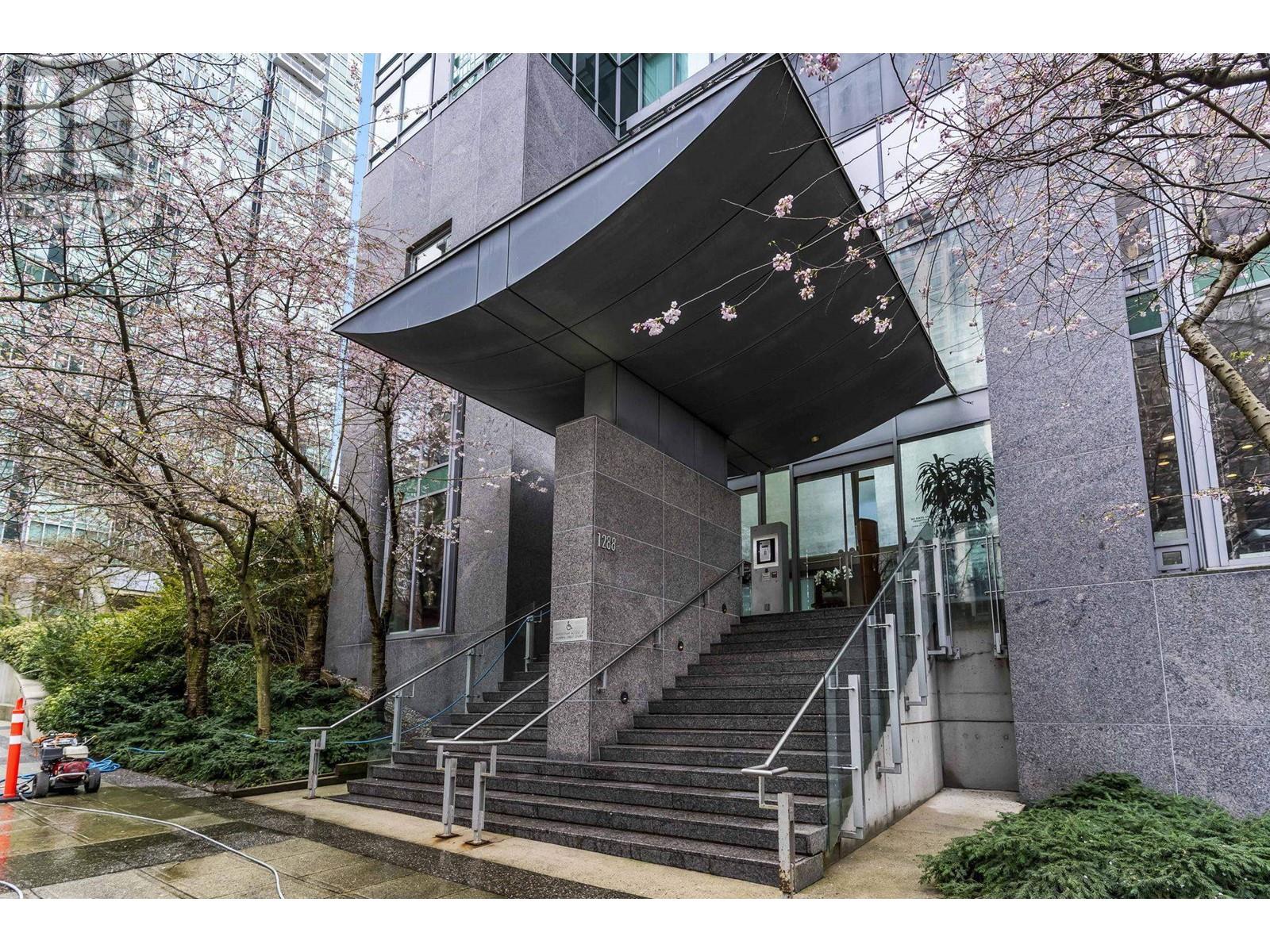 Property at 1503 1288 W GEORGIA STREET image 3