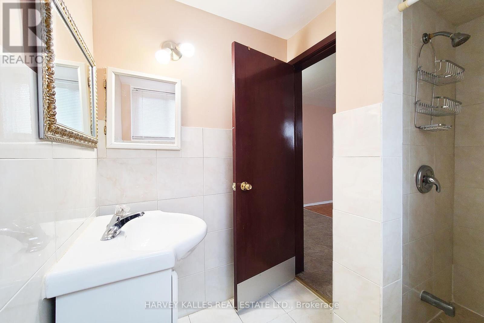 H - 412 Horner Avenue, Toronto, Ontario  M8W 2A4 - Photo 8 - W12084263