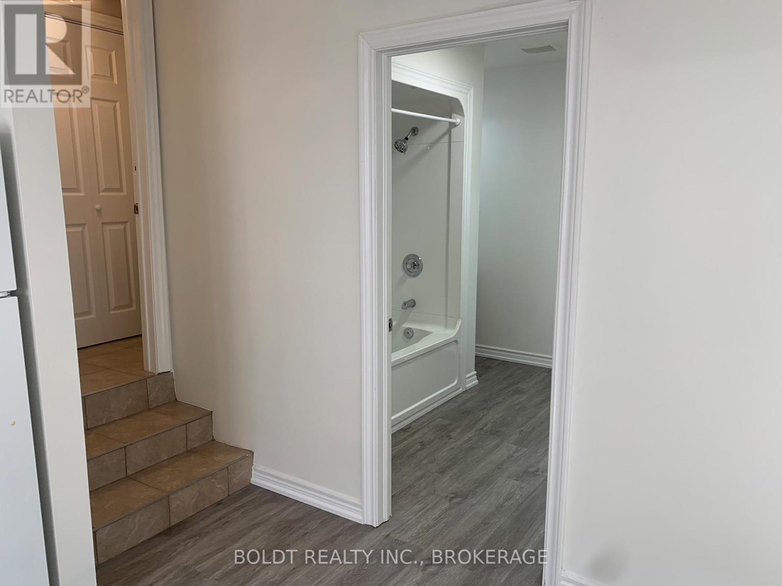 114 Lake Street, St. Catharines, Ontario  L2R 5X8 - Photo 11 - X12084432